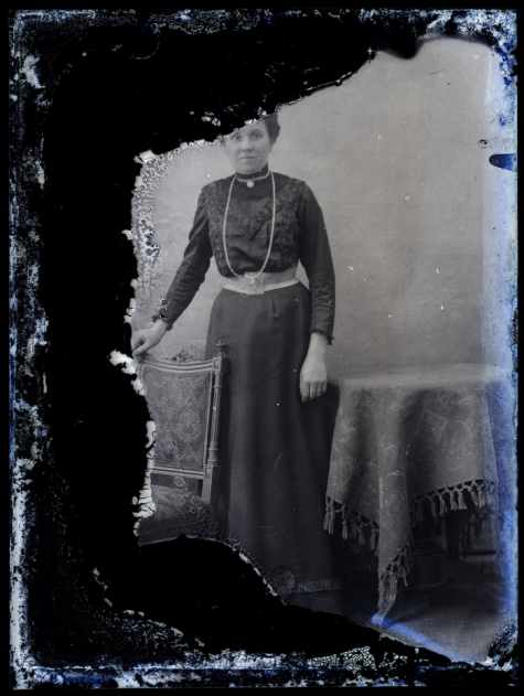 Staand portret van jonge dame in feestkledij met witte centuur en halsketting, Melle , 1910-1920