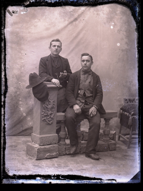 Portret van 2 mannen (1zittend, 1staand),met sigaar in de hand, met kuifvormig gekamd haar, Melle , 1910-1920