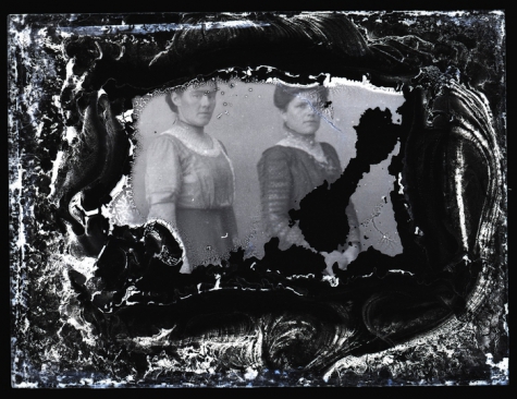 Staand portret van 2 jonge vrouwen in feestkledij en opgestoken haar, Melle, 1910-1920