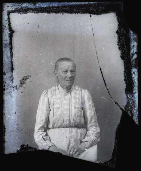Zittende foto van vrouw in bloes met lange mouwen, met strak en glad naar achter gekamd haar, Melle, 1910-1920