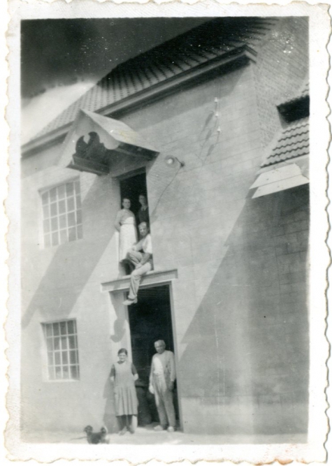 Constantin Pycke en zijn familie voor het gebouw van de watermolen, Bavegem, ca. 1920