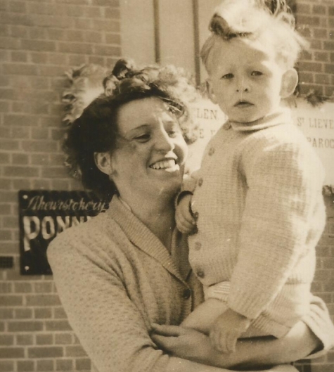 Martha Van Den Berge en zoon Julien aan stokerij Ponnet, Sint-Lievens-Houtem, 1947-1950