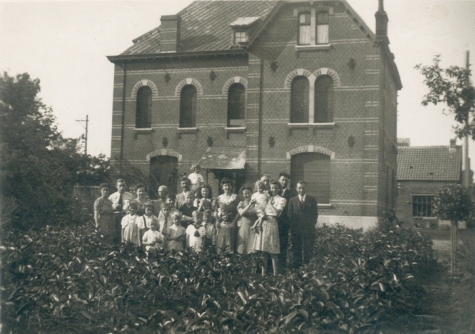 Familie Volckaert bij bloemisterij, Merelbeke, 1940-1950