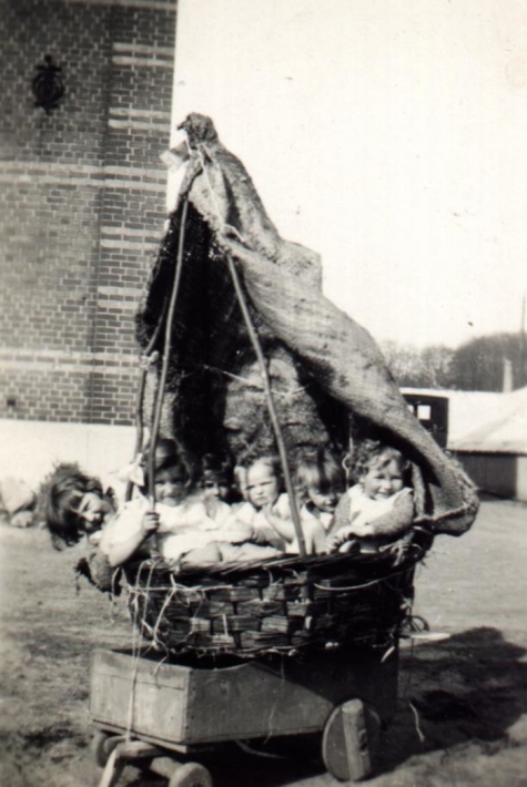 Kinderen Volckaert in manden, Merelbeke, jaren 1930 (?)