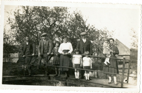 Familie Jean Van Langenhove en Yvonne Hekelgem op het domein van de watermolen, Bavegem, ca. 1920-1930