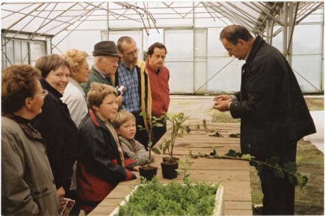 Demo op opendeurdag boomkwekerij De Moor tijdens 'Op de Siertoer', Oosterzele, 2001
