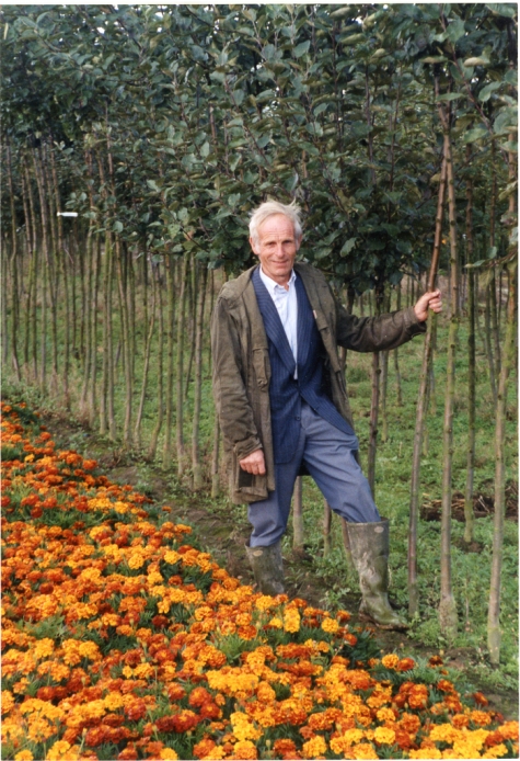 Noël De Neve aan appelboompjes, Oosterzele, 2001
