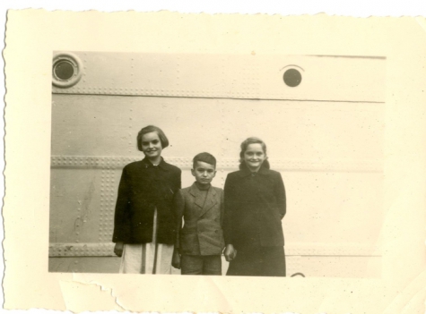 Annie, Cyriel en Alice Mabilde bij het vertrek pater Alfons Mabilde naar Belgisch-Congo, Antwerpen, 1954