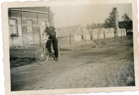 René Floré met fiets, Lochristi, jaren 1935-1945
