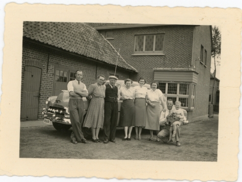 Familie Floré voor wagen, Lochristi, 1952
