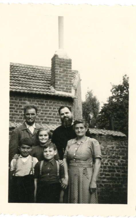 Pater Alfons Mabilde bij de familie Mabilde-Pycke, Letterhoutem, ca. 1954