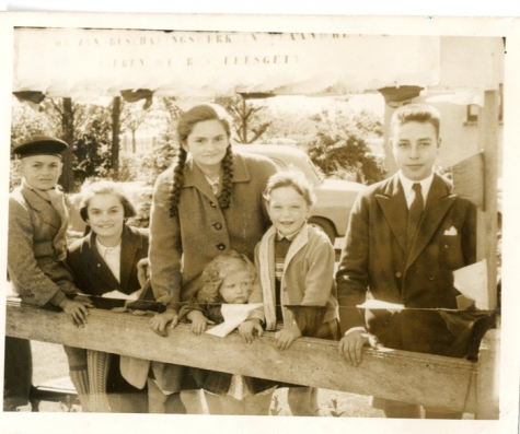 Familie Mabilde op de Livinusfeesten, Sint-Lievens-Houtem, 1957