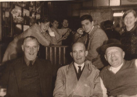 Groepsfoto in café De Gouden Leeuw, Sint-Lievens-Houtem