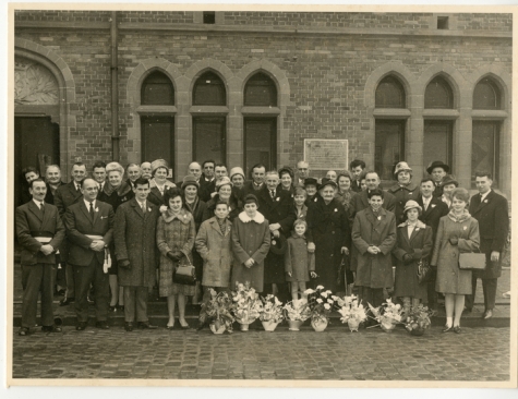 Groepsfoto Gouden Jubileum Remi De Graeve - Marie Van Bever, gemeentehuis Oosterzele, 1955