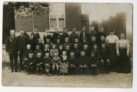 Klasfoto gemeenteschool Oosterzele, 1908