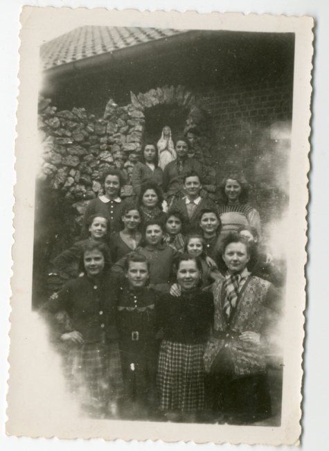 Groepsfoto aan kloostergrot, met Jeannine Steurbaut en Raphaella De Deyne, Oosterzele, 1948