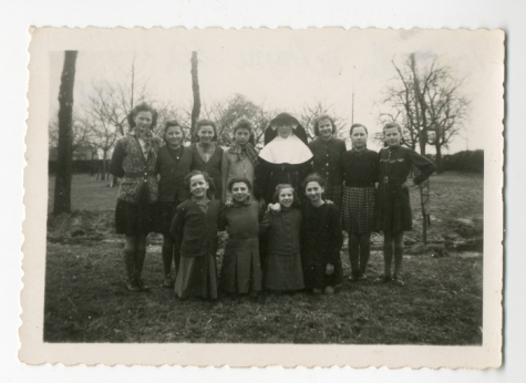 Groepsfoto Jeannine Steurbaut en Raphaella De Deyne aan klooster Oosterzele, 1948