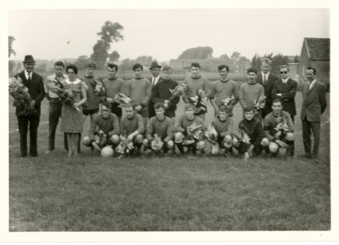 Viering van de spelers van voetbalclub ‘De Landstormers’, Letterhoutem, ca. 1969-1970