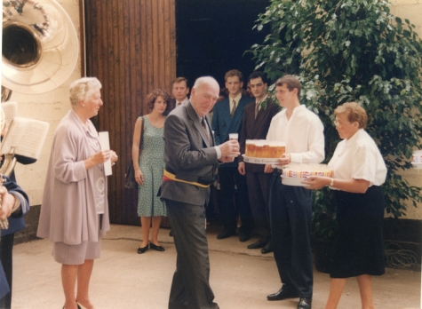Burgemeester Jean De Schryver en echtgenote op afscheidsfeest, Zeveneken, 31 mei 1992