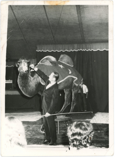 Circusact met kameel door Harry Malter
