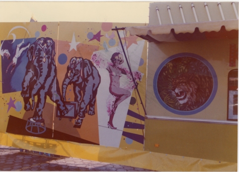 Foto van de panelen en de kassa van Circus Piste