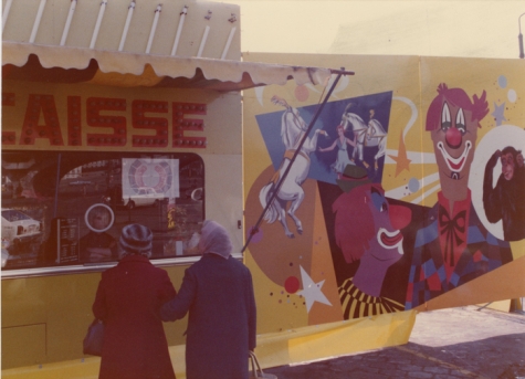 Foto van de panelen en de kassa van Circus Piste