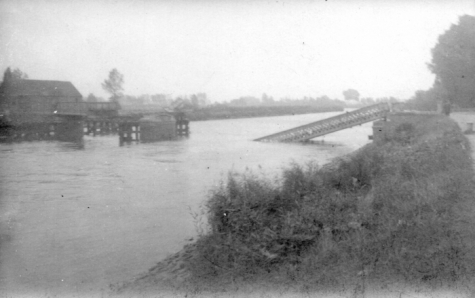 (WWI Vernielde brug over de Schelde)