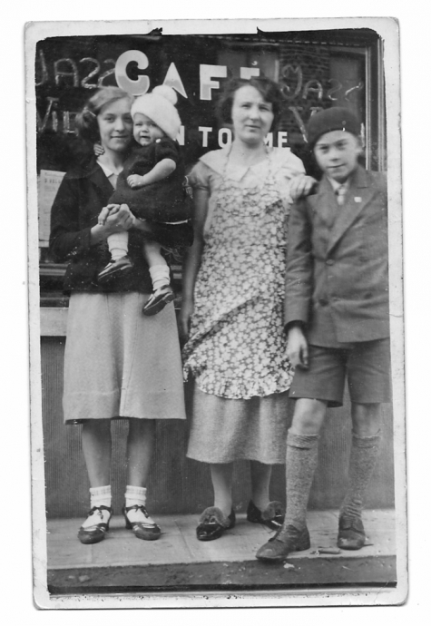 Samen op de foto aan café Van Tomme, Balegem 1935.