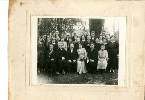 Groepsfoto families Van De Sype, Van Bever, De Moor, Oosterzele, 1950 (?)