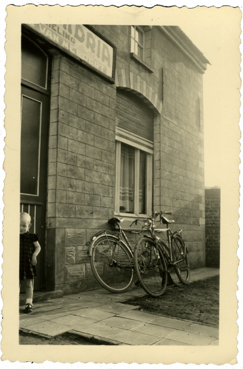 Twee fietsen aan de gevel van café &quot;Den drieling&quot; bij Georges Van Meldert, Scheldewindeke, 1950-1960