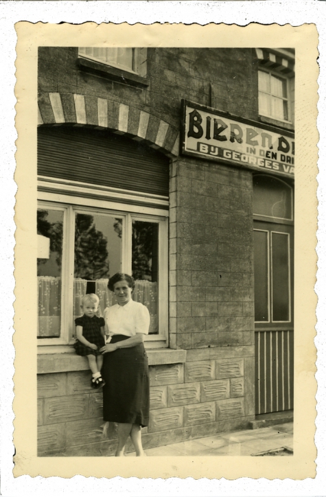 Vrouw met kind voor café &quot;Den drieling&quot; bij Georges Van Meldert, Scheldewindeke, 1950-1960