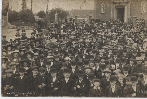 Collectief Heilig Vormsel op het dorpsplein, Melle, 1910