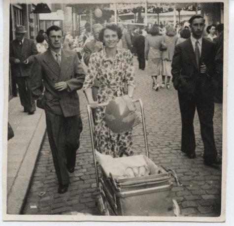 Helena Poppe met haar man Julien Martens op de kermis, Melle, 1950