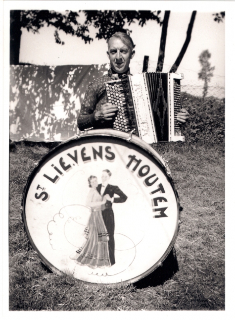 Livinusfeest, muzikant met instrumenten, Sint-Lievens-Houtem, 1957