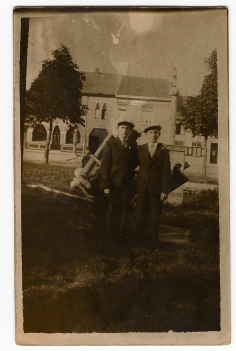 Georges en Roger De Landsheer op het marktplein, Sint- Lievens- Houtem, na 1945