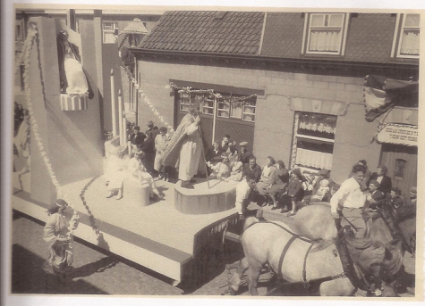 Stoet met standbeeld van de Heilige Livinus, Livinusfeesten, Sint-Lievens-Houtem, 1957