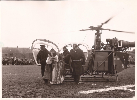 Sinterklaas op bezoek, voetbalplein, Sint-Lievens-Houtem, 4 december 1965