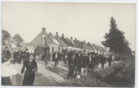 Mensen bij een rij uitgebrande huizen, Melle, 1914-1918