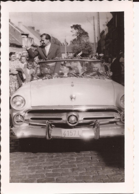 Burgemeester Otte in open wagen op de dag van zijn inhuldiging, Sint- Lievens- Houtem, 1959