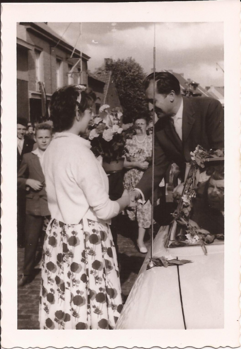 Burgemeester Otte ontvangt bloemen op de dag van zijn inhuldiging, Sint-Lievens-Houtem, 1959