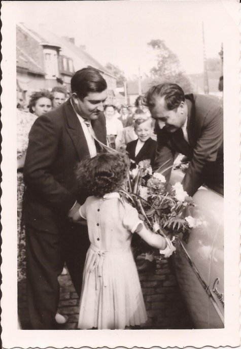 Burgemeester Otte ontvangt bloemen van een meisje, Sint-Lievens-Houtem, 1959