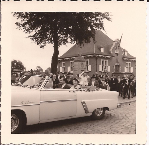 Burgemeester Otte in open wagen met zijn echtgenote, Sint- Lievens- Houtem, 1959