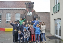 Klasfoto met berenreus Maarten op Sint-Jozefsschool, Sint-Lievens-Houtem, 2013