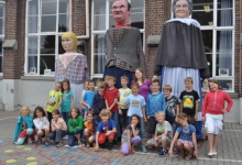 Klasfoto derde leerjaar gemeenteschool Melle met de Melse reuzen, 2013