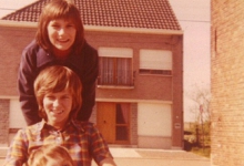 Schepen Christine De Pus als 13-jarige met haar jongste broer en zus, Oudegem,1972