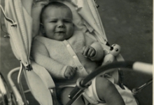 Gemeenteraadslid Pascal Fermon in de kinderwagen, Oosterzele, 1959