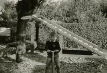 Gemeenteraadslid Pascal Fermon in de speeltuin, Knokke, 1962