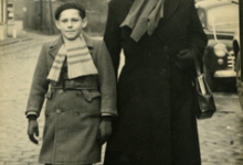 Robert Coppens en zijn moeder gaan naar Houtem Jaarmarkt, Sint-Lievens-Houtem, 1953