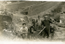 De familie Westelinck aan het werk in een steenbakkerij, Evere, 1920-1925
