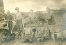 De familie Westelinck aan het werk in een steenbakkerij, Evere, 1924